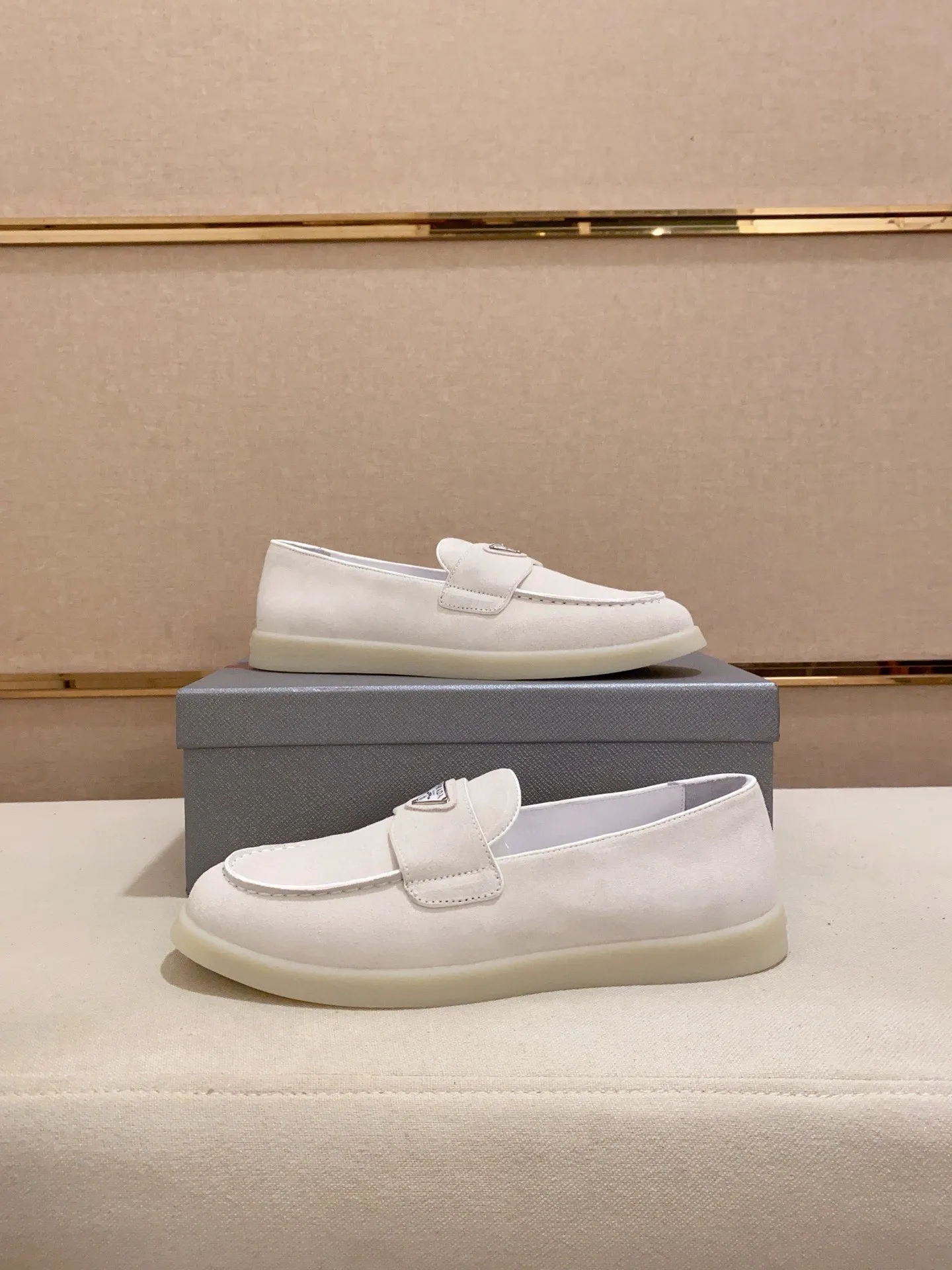Men's shoes 💰 580💰 ✔️✔️✔️High-quality new PRADA counters are launched at the same time. The new men's shoes and 😘fabrics are selected from high-silk bald cowhide and are made by pure handicrafts. Lining: Full cowhide lining. 👍🏿 High-end ☄️ air-cushion molded anti-slip rubber outsole, exquisite lines, simple and elegant, comfortable and high-end for leisure travel. Code number: 38 to 44 (45 can be customized)
